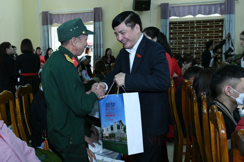 Chủ tịch Quốc hội Vương Đình Huệ thăm, tặng quà Tết gia đình chính sách, người có hoàn cảnh khó khăn tại Yên Bái -4