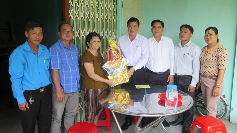 Thăm, tặng quà gia đình chính sách huyện Thủ Thừa