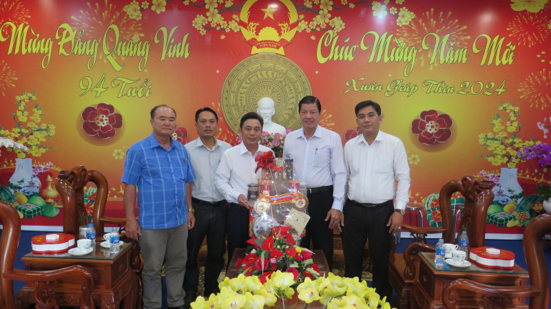 Thăm, tặng quà gia đình chính sách huyện Thủ Thừa