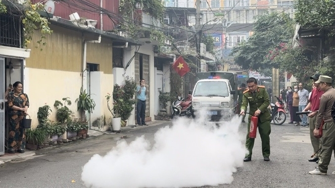 Công an quận Bắc Từ Liêm, Hà Nội xuống từng tổ dân phố hướng dẫn kỹ năng thoát nạn, xử lý đám cháy cho người dân