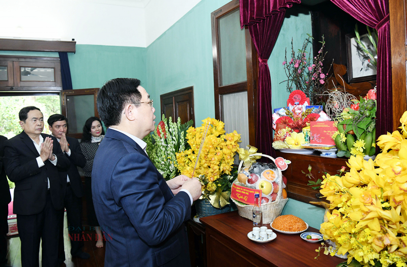 Chủ tịch Quốc hội Vương Đình Huệ thắp hương tưởng nhớ Chủ tịch Hồ Chí Minh tại Nhà 67 -0