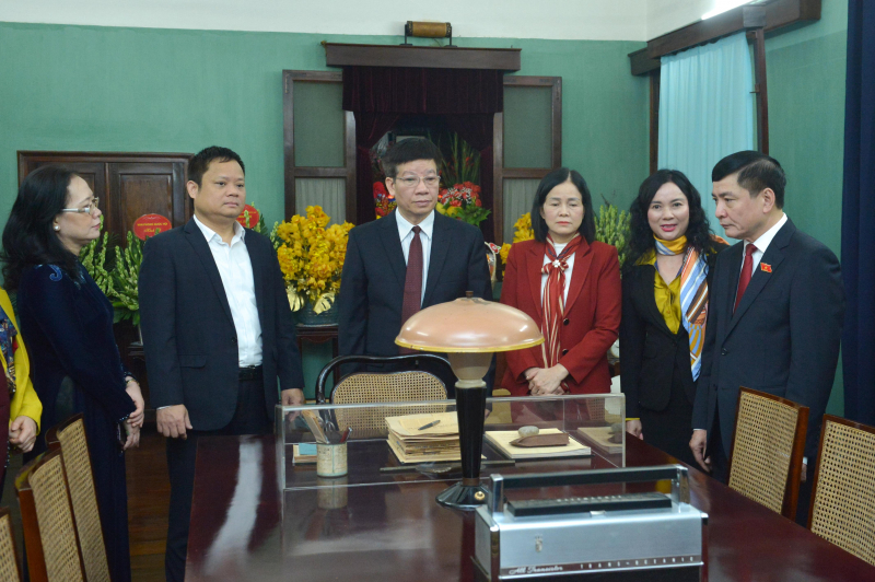 Đoàn Đại biểu Văn phòng Quốc hội dâng hương tưởng niệm Chủ tịch Hồ Chí Minh