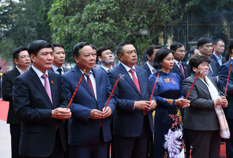 Chủ tịch Quốc hội Vương Đình Huệ thăm, chúc Tết Đảng bộ, chính quyền và Nhân dân Thủ đô Hà Nội -0