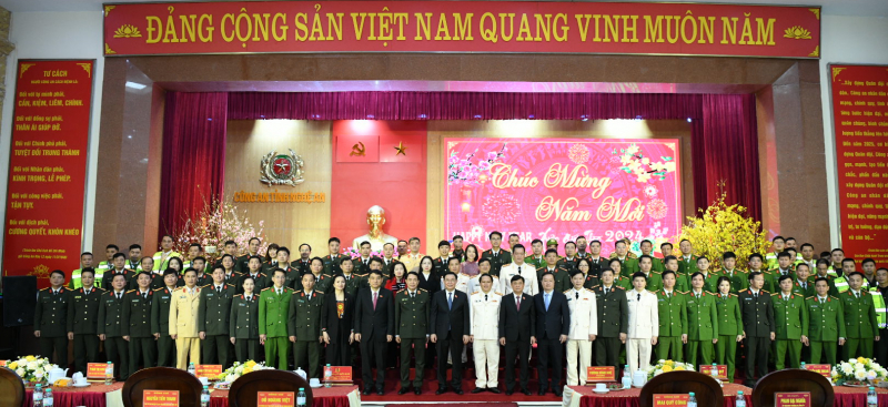 Chủ tịch Quốc hội Vương Đình Huệ thăm và chúc Tết Công an tỉnh Nghệ An -0