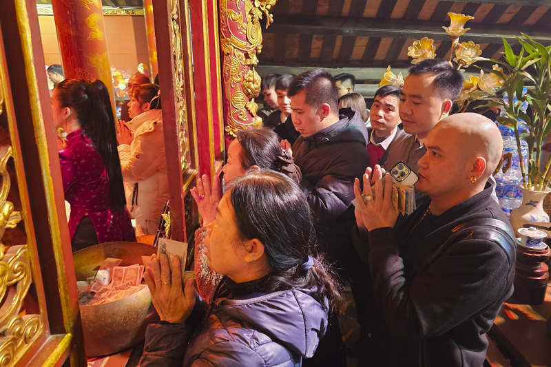 Người dân nô nức đi xin giò hoa tre cầu may tại đền thờ Thánh Gióng đêm giao thừa -0
