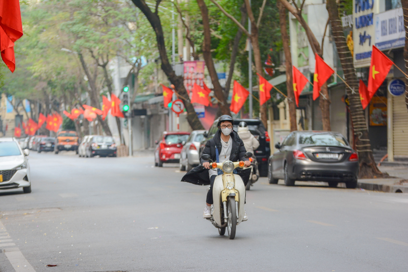 Hà Nộ Mùng 1 Tết: Phố phường rực rỡ cờ hoa mừng xuân Giáp Thìn  -0