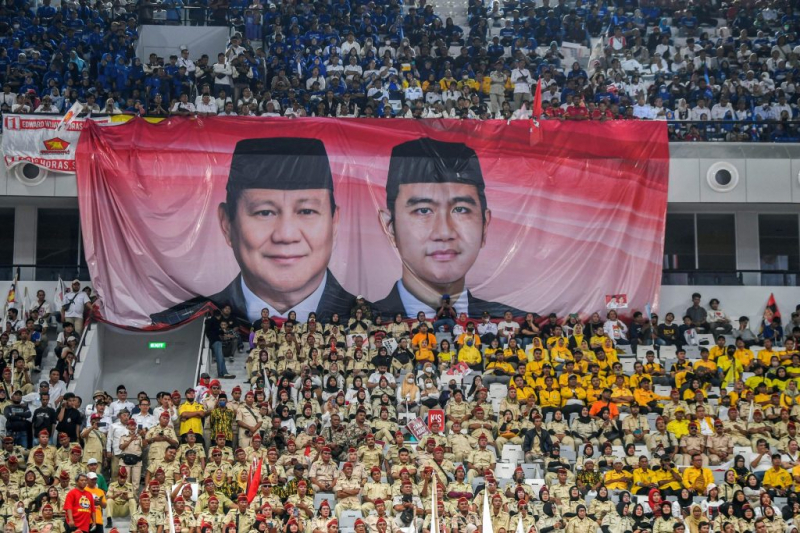 Băng rôn có in hình ông Prabowo Subianto, người có khả năng trở thành tân Tổng thống Indonesia (trái) và 