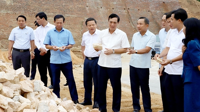 Đoàn giám sát của Thường trực HĐND tỉnh kiểm tra thực tế cơ sở khai thác đá tại xã Thạch Khoán, huyện Thanh Sơn 