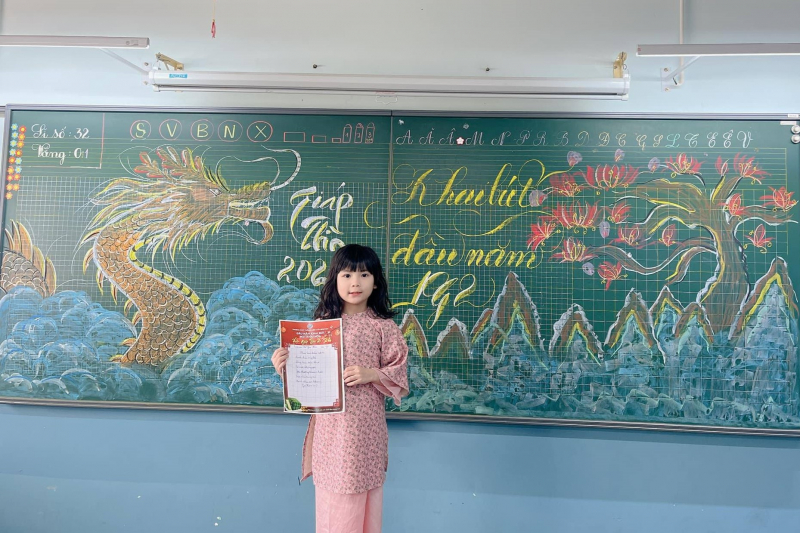 Nữ giáo viên 10X trang trí bảng phấn chào đón học trò trong buổi học đầu tiên năm mới Giáp Thìn -0