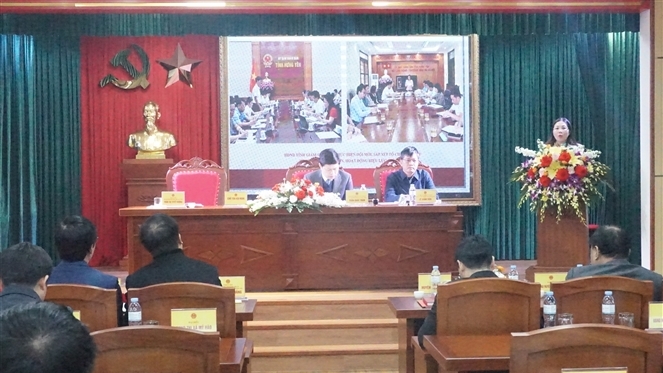 Phó Chủ tịch HĐND tỉnh Hưng Yên Trần Thị Tuyết Hương trình bày báo cáo hoạt động của HĐND tại hội nghị - Ảnh: BẢO TRÂM