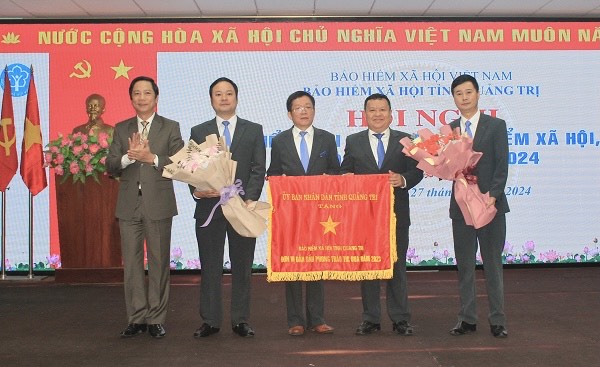 BHXH tỉnh Quảng Trị nhận Cờ Thi đua của UBND tỉnh Quảng Trị.   Ảnh: BH