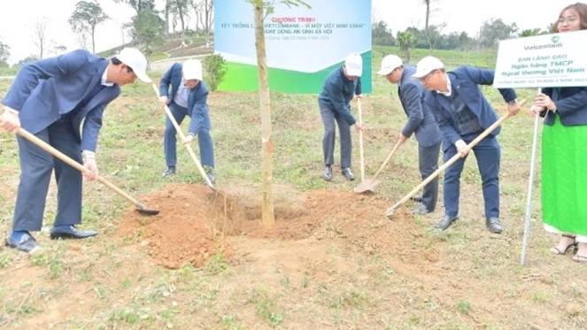 Các lãnh đạo Vietcombank và lãnh đạo tỉnh Tuyên Quang trồng cây tại “Vườn cây ơn Bác”