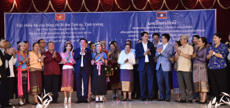 Tổng Thư ký Quốc hội, Chủ nhiệm Văn phòng Quốc hội Bùi Văn Cường dự Lễ buộc chỉ cổ tay cầu may nhân dịp Tết cổ truyền Bunpimay của Lào -0