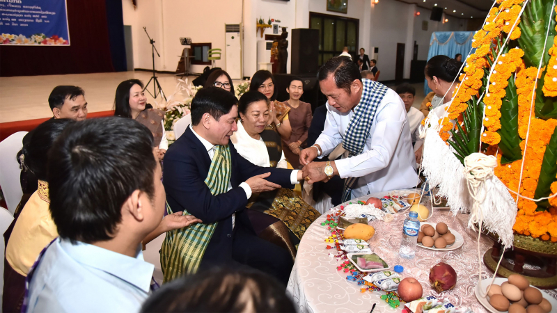 Tổng Thư ký Quốc hội, Chủ nhiệm Văn phòng Quốc hội Bùi Văn Cường dự Lễ buộc chỉ cổ tay cầu may nhân dịp Tết cổ truyền Bunpimay của Lào -0