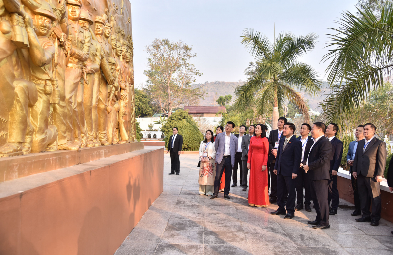 Tổng Thư ký Quốc hội Bùi Văn Cường dâng hương tại Tượng đài Liên minh chiến đấu Lào - Việt tỉnh Oudomxay, Lào -0