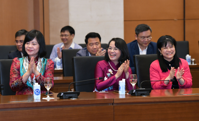 Chủ tịch Quốc hội Vương Đình Huệ gặp mặt nữ đại biểu Quốc hội chuyên trách ở Trung ương, nữ cán bộ, lãnh đạo các cơ quan của Ủy ban Thường vụ Quốc hội, Văn phòng Quốc hội -0