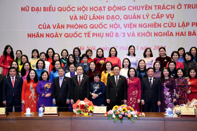 Chủ tịch Quốc hội Vương Đình Huệ gặp mặt nữ đại biểu Quốc hội chuyên trách ở Trung ương, nữ cán bộ, lãnh đạo các cơ quan của Ủy ban Thường vụ Quốc hội, Văn phòng Quốc hội