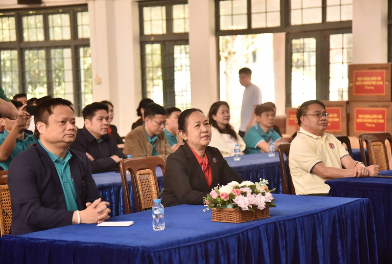 Đoàn Ban Thư ký Quốc hội Lào và Văn phòng Quốc hội Việt Nam thăm Trường dân tộc nội trú tỉnh Oudomxay, Lào