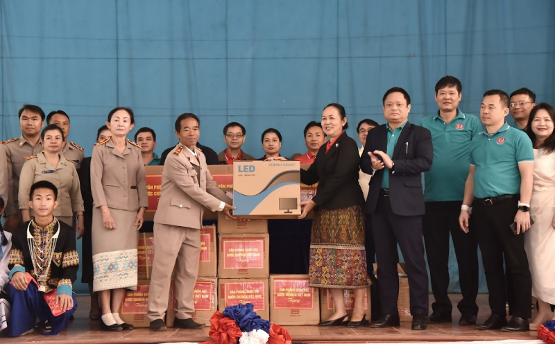 Đoàn Ban Thư ký Quốc hội Lào và Văn phòng Quốc hội Việt Nam thăm Trường dân tộc nội trú tỉnh Oudomxay, Lào