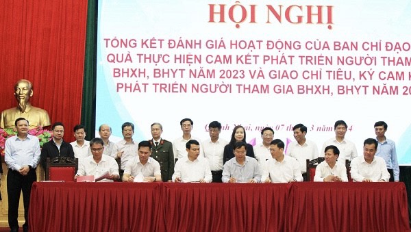 Chủ tịch UBND các huyện, thành phố ký cam kết với Chủ tịch UBND tỉnh Sơn La về thực hiện chỉ tiêu phát triển người tham gia năm 2024.   Ảnh: BH