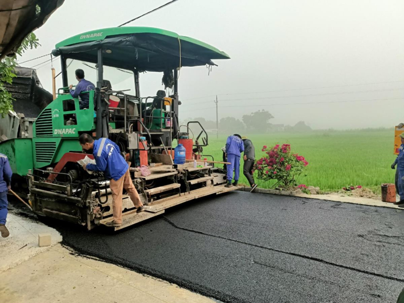 Xã Thuận Lộc thảm nhựa các tuyến đường từ nguồn vốn nhà nước và đóng góp của Nhân dân - ẢNH B. NGUYÊN