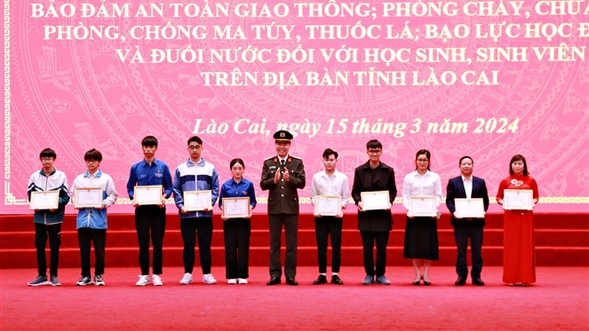 Giám đốc Công an tỉnh Lào Cai, Đại Tá Cao Minh Huyền trao bằng khen cho những tập thể, cá nhân có thành tích xuất sắc trong công tác bảo đảm an ninh, an toàn học đường