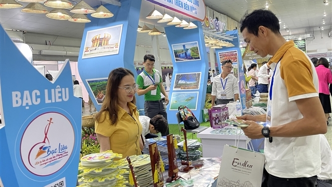 Khach du lịch tham quan các gian hàng tại Hội chợ Du lịch quốc tế Việt Nam - VITM Hà Nội 2023. Ảnh: HS