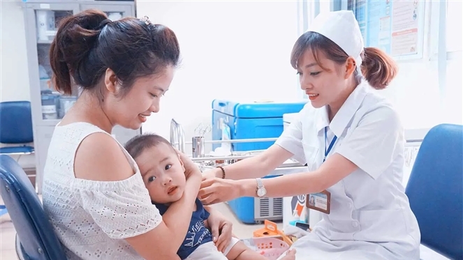 Tăng cường tiêm vaccine sởi cho trẻ 9 tháng tuổi và vaccine sởi - rubella cho trẻ 18 tháng tuổi.   Ảnh: ITN