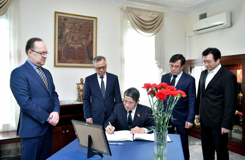 Phó Chủ tịch Quốc hội Nguyễn Đức Hải viếng và ghi sổ tang chia buồn tại Đại sứ quán Liên bang Nga tại Việt Nam -0