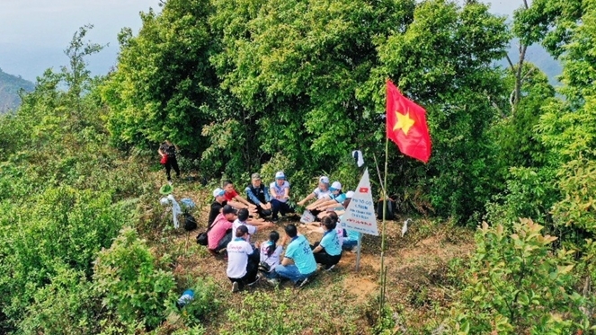Trekking đỉnh Pu Tó Cọ, nơi đặt Đài quan sát chiến dịch Điện Biên Phủ. Ảnh: LDD