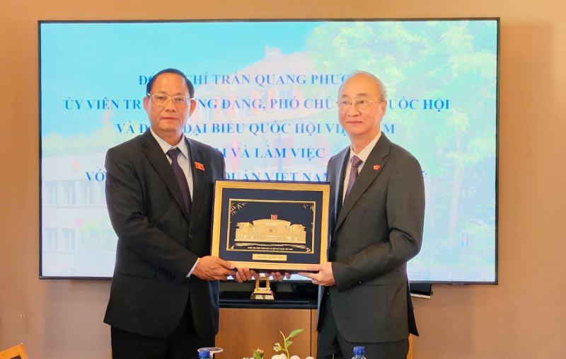 Phó Chủ tịch Quốc hội, Thượng tướng Trần Quang Phương thăm cán bộ, nhân viên Đại sứ quán Việt Nam tại Thụy Sĩ -0