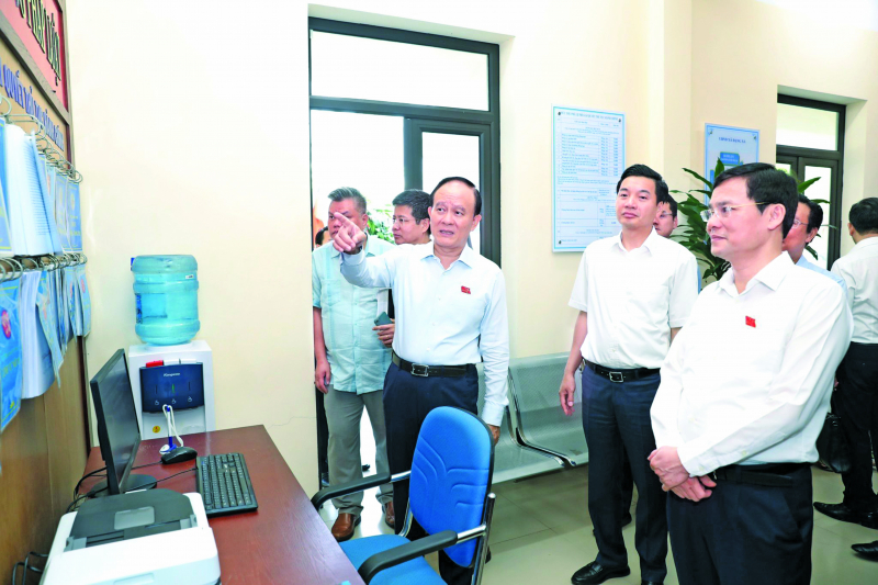 Chủ tịch HĐND thành phố Hà Nội Nguyễn Ngọc Tuấn cùng đoàn công tác giám sát về cải cách hành chính và chuyển đổi số  tại huyện Gia Lâm 	Ảnh: Phi Long