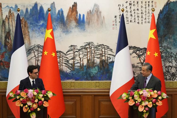 Ngoại trưởng Pháp Stephane Sejourne và người đồng cấp Trung Quốc Vương Nghị. Ảnh: AP