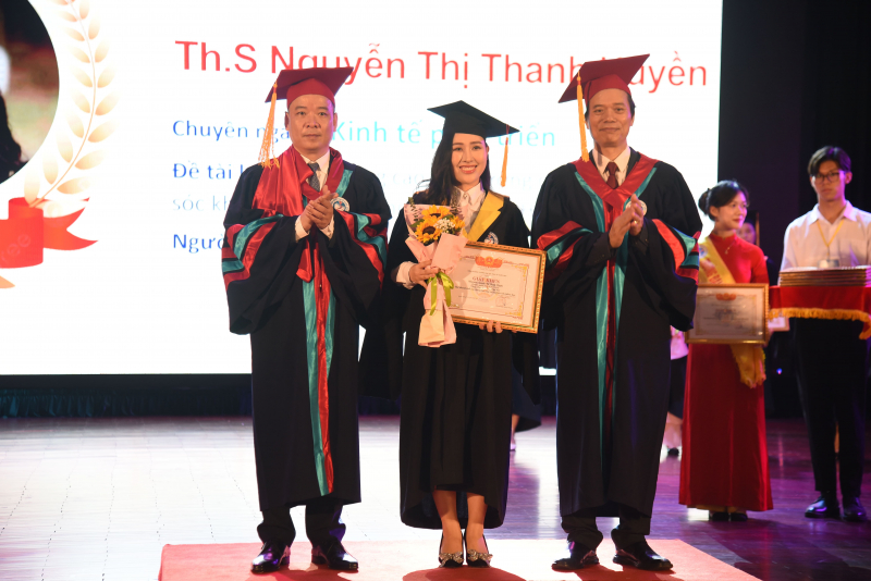 Trường Đại học Kinh tế Quốc dân trao bằng cho hơn 1.000 tân thạc sĩ  -0