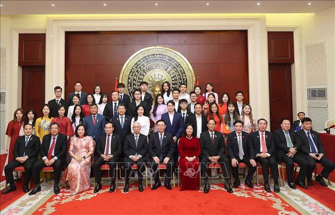 Chủ tịch Quốc hội Vương Đình Huệ  gặp mặt cộng đồng người Việt Nam tại Trung Quốc