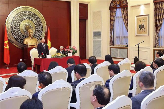 Chủ tịch Quốc hội Vương Đình Huệ  gặp mặt cộng đồng người Việt Nam tại Trung Quốc -0