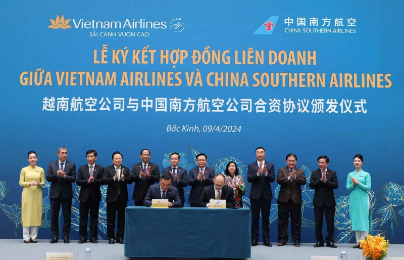 Chủ tịch Quốc hội Vương Đình Huệ dự Lễ kỷ niệm 30 năm đường bay Việt Nam - Trung Quốc của Vietnam Airlines -0