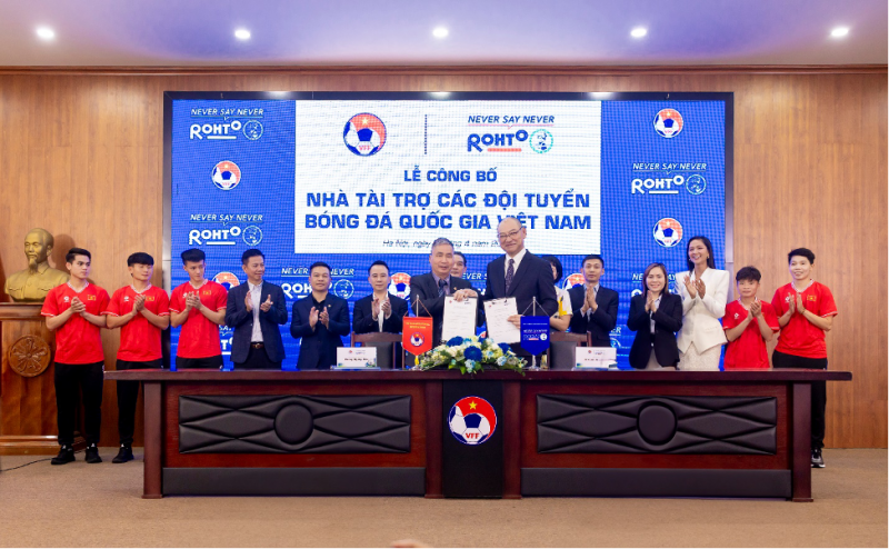 Tập đoàn dược phẩm hàng đầu của Nhật Bản chính thức là nhà tài trợ các đội tuyển bóng đá Quốc gia Việt Nam năm 2024-2027
