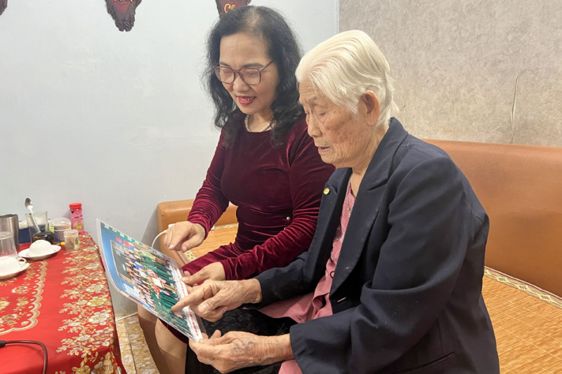 Bà Vũ Thị Kim Lan cùng con dâu ôn lại những ký ức hào hùng năm xưa.