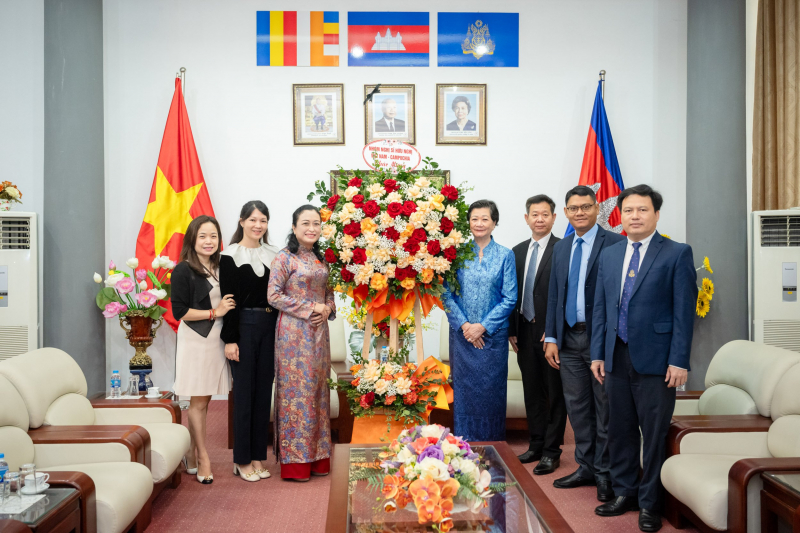Phó Chủ tịch Hội đồng Dân tộc Trần Thị Hoa Ry và Đại sứ Campuchia tại Việt Nam chụp ảnh lưu niệm - Ảnh H.Ngọc