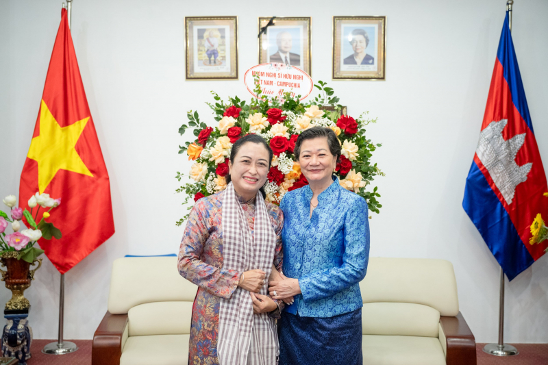Đại sứ Campuchia tại Việt Nam trao khăn tặng Phó Chủ tịch Hội đồng Dân tộc Trần Thị Hoa Ry - Ảnh H.Ngọc