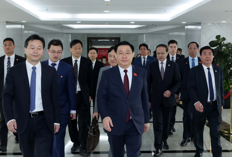 Chủ tịch Quốc hội Vương Đình Huệ thăm và làm việc tại Khu Thí điểm thương mại tự do Thượng Hải, Trung Quốc