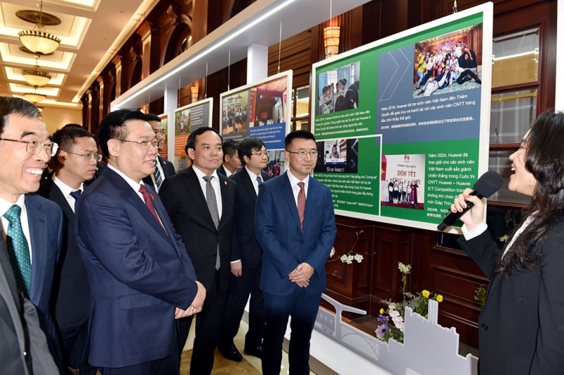 Chủ tịch Quốc hội Vương Đình Huệ thăm chính thức nước Cộng hòa Nhân dân Trung Hoa -3