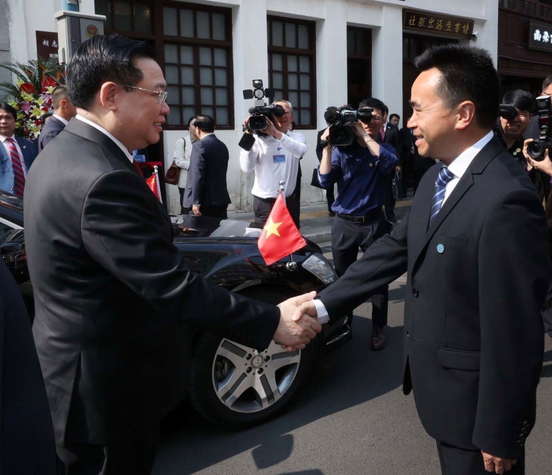 Chủ tịch Quốc hội Vương Đình Huệ thăm Khi di tích lịch sử Chủ tịch Hồ Chí Minh tại Côn Minh, Trung Quốc -0