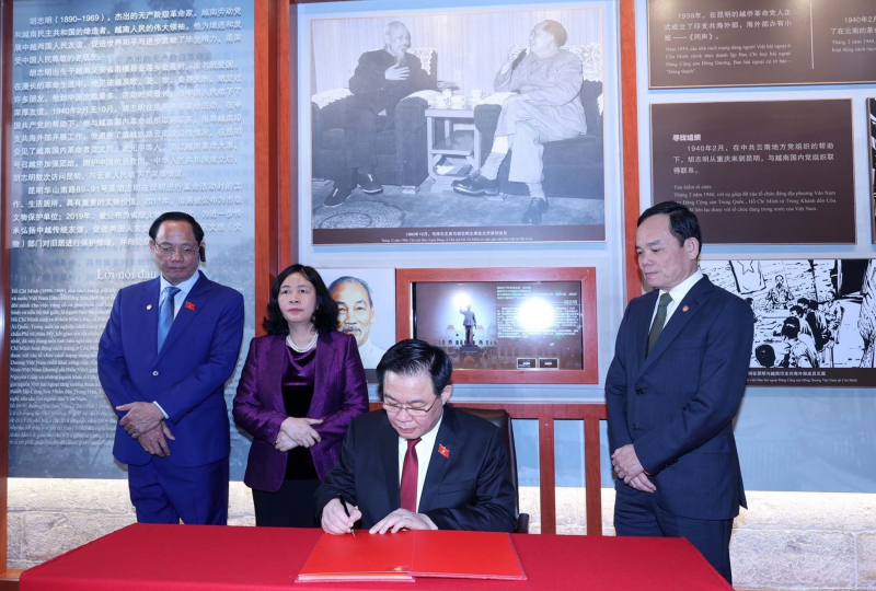 Chủ tịch Quốc hội Vương Đình Huệ thăm Khi di tích lịch sử Chủ tịch Hồ Chí Minh tại Côn Minh, Trung Quốc -0