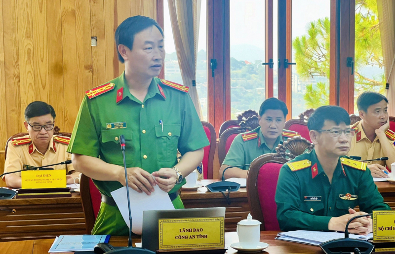 Đại tá Bùi Đức Thịnh - Phó Giám đốc công an tỉnh báo cáo với đoàn giám sát