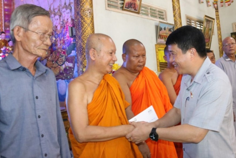 Chủ tịch Hội đồng Dân tộc Y Thanh Hà Niê Kđăm chúc Tết đồng bào Khmer tại Vĩnh Long