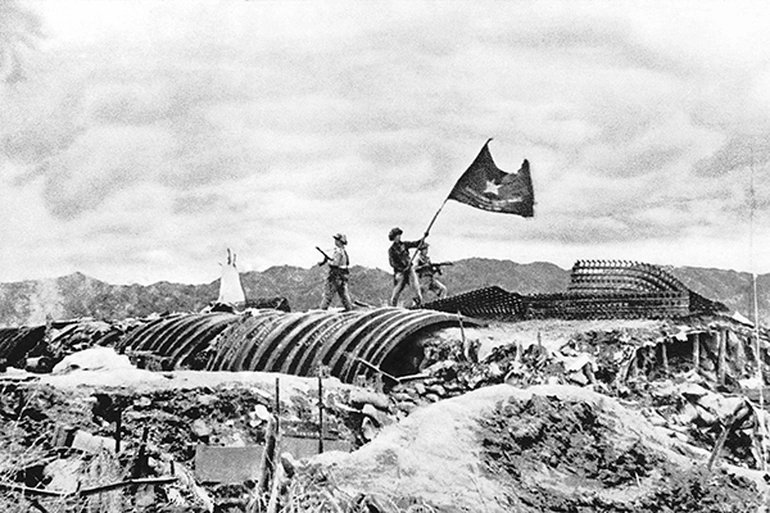 Ngày 7.5.1954, lá cờ quyết chiến quyết thắng của Chủ tịch Hồ Chí Minh tặng các đơn vị tham gia Chiến dịch Điện Biên Phủ tung bay trên nóc hầm chỉ huy của địch. Ảnh: TL 