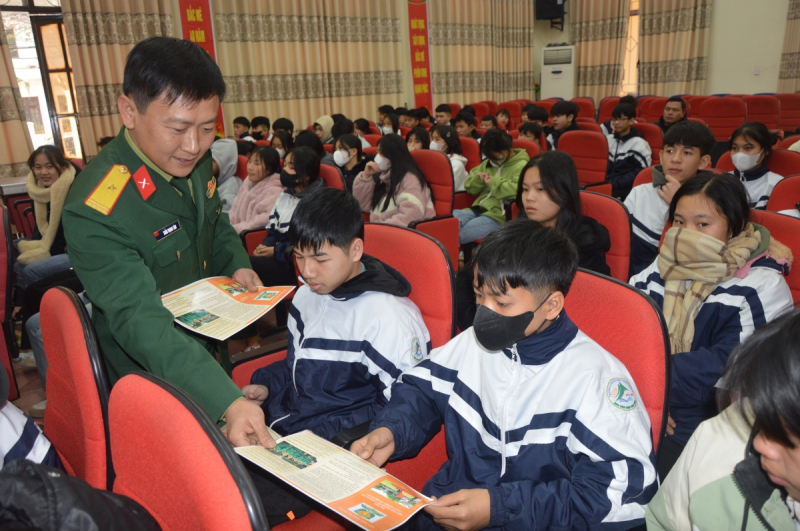 Bộ CHQS tỉnh Hà Giang tuyên truyền Luật Nghĩa vụ quân sự cho học sinh. Ảnh: Bộ CHQS tỉnh Hà Giang