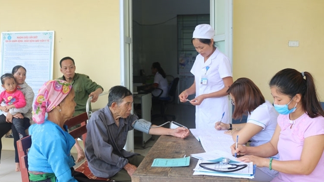 Y,  bác sĩ Trạm Y tế xã Lũng Vân, huyện Tân Lạc, tỉnh Hòa Bình khám, chữa bệnh cho người dân. Nguồn: danvan.vn